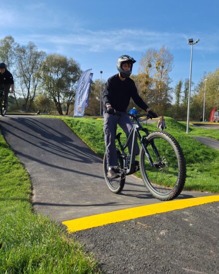 rowerzysta na pumptracku