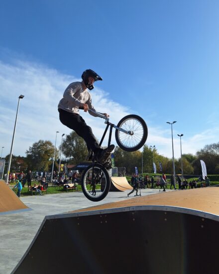 rowerzysta wykonujący ewolucje na skateparku