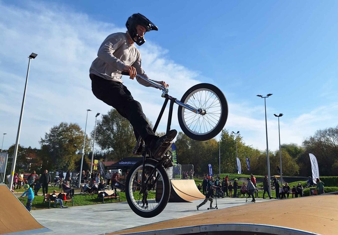 rowerzysta wykonujący ewolucje na skateparku