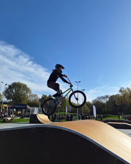 rowerzystka wykonująca ewolucje na skateparku