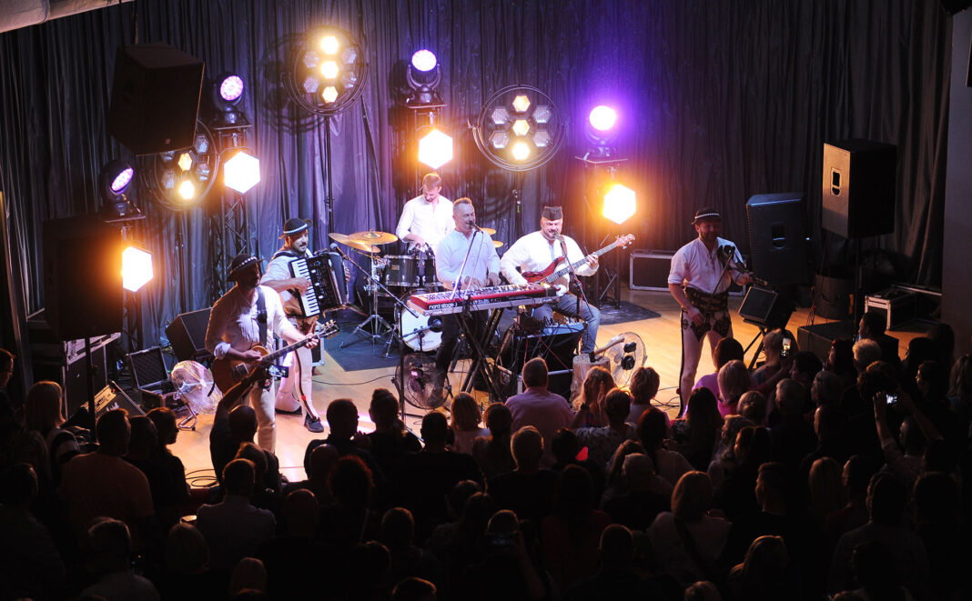 6. Zespół Baciary na scenie, przed sceną publiczność.