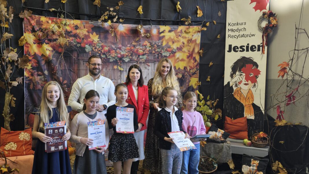 1 laureaci konkursu z jury konkursu pozują do zdjęcia