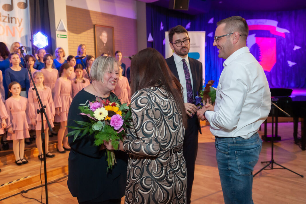 15. Składanie gratulacji i podziękowań przez panią burmistrz i dyrektora CKiS