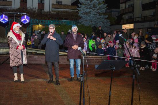 powitanie uczestników - kobieta i dwóch mężczyzn z mikrofonami