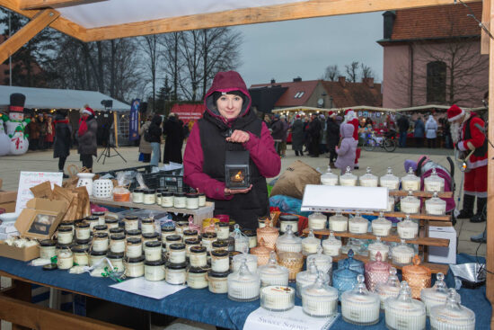 Kobieta przy stoisku z świeczkami