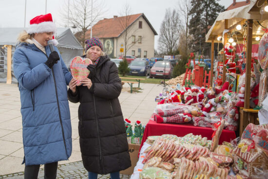 Dwie kobiety przy stoisk z piernikami