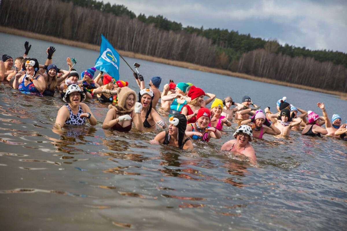 Wejście uczestników do wody