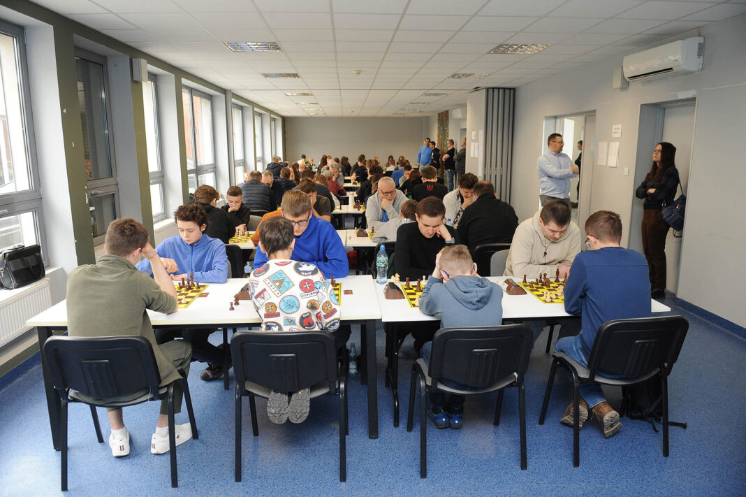 006 Szachiści przy stołach, szachownice, zegary