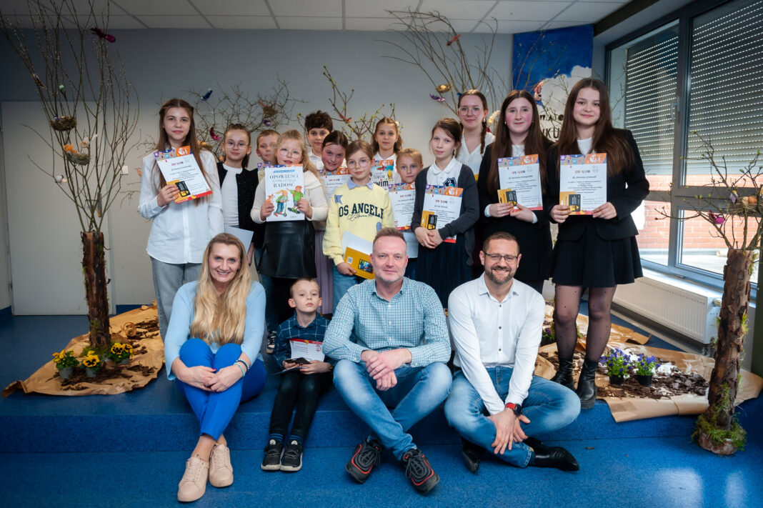 nagrodzone osoby wraz z jury na scenie