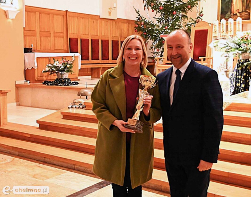 Dyrygentka chóru z członkiem Jury