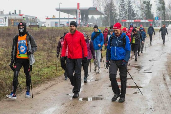 Ludzie z kijkami maszerują