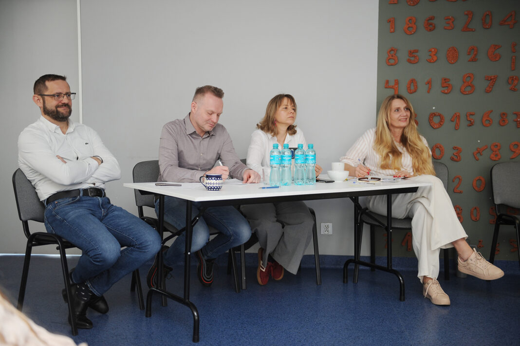jury siedzące przy stole: dwie kobiety i dwóch mężczyzn