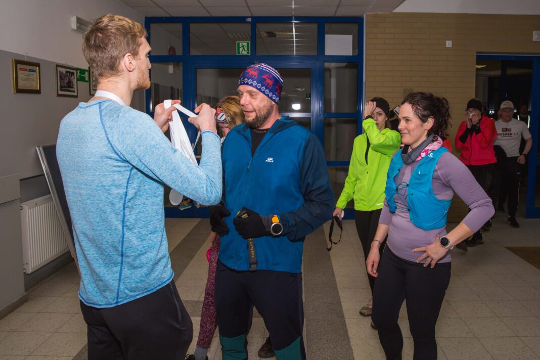 wręczanie pamiętkowych medli uczestnikom wręczanie pamiętkowych medli uczestnikom