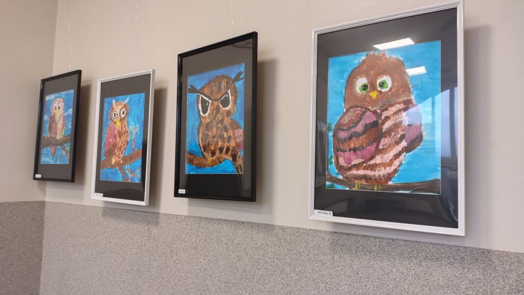 wiszące prace na ścianie