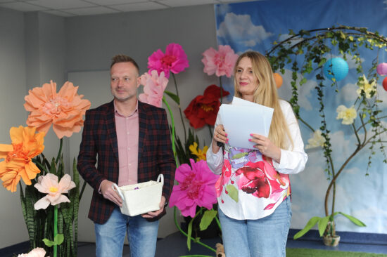 Jury – kobieta i mężczyzna wręczają nagrody