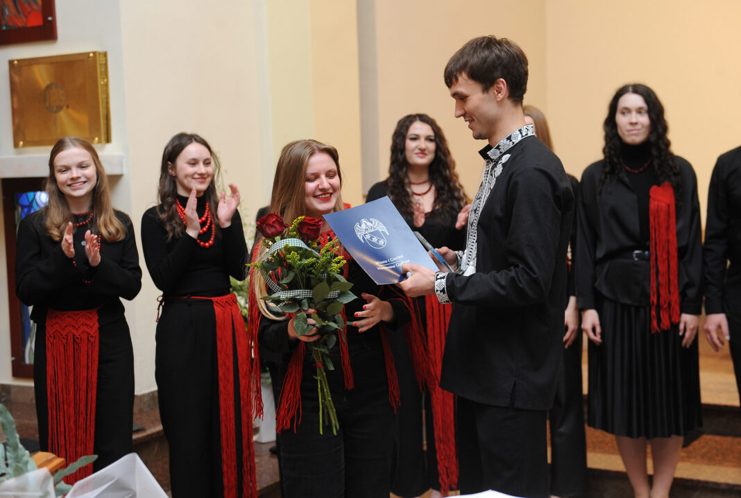 22. Chórzystka z kwiatami, dyrygent z dyplomem