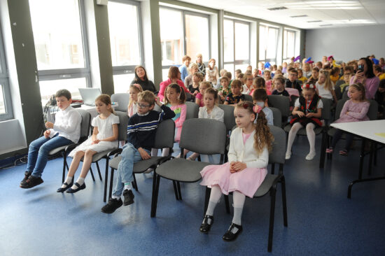 Publiczność siedzi na krzesłach