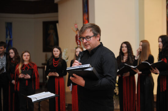 Mężczyzna z mikrofonem