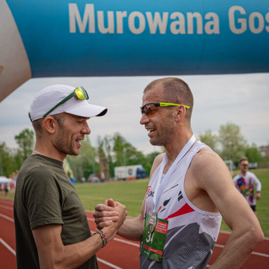 gratulacje na mecie biegu