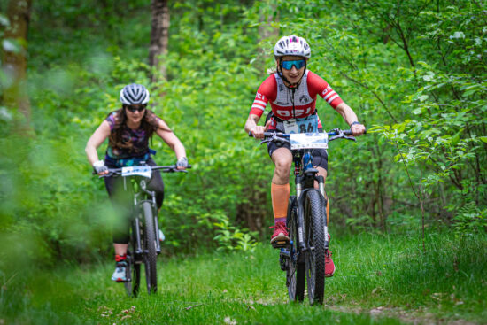 uczestnicy na trasie rowerowej