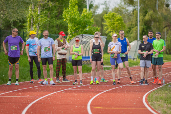 uczestnicy tuż przed startem na 3000 m