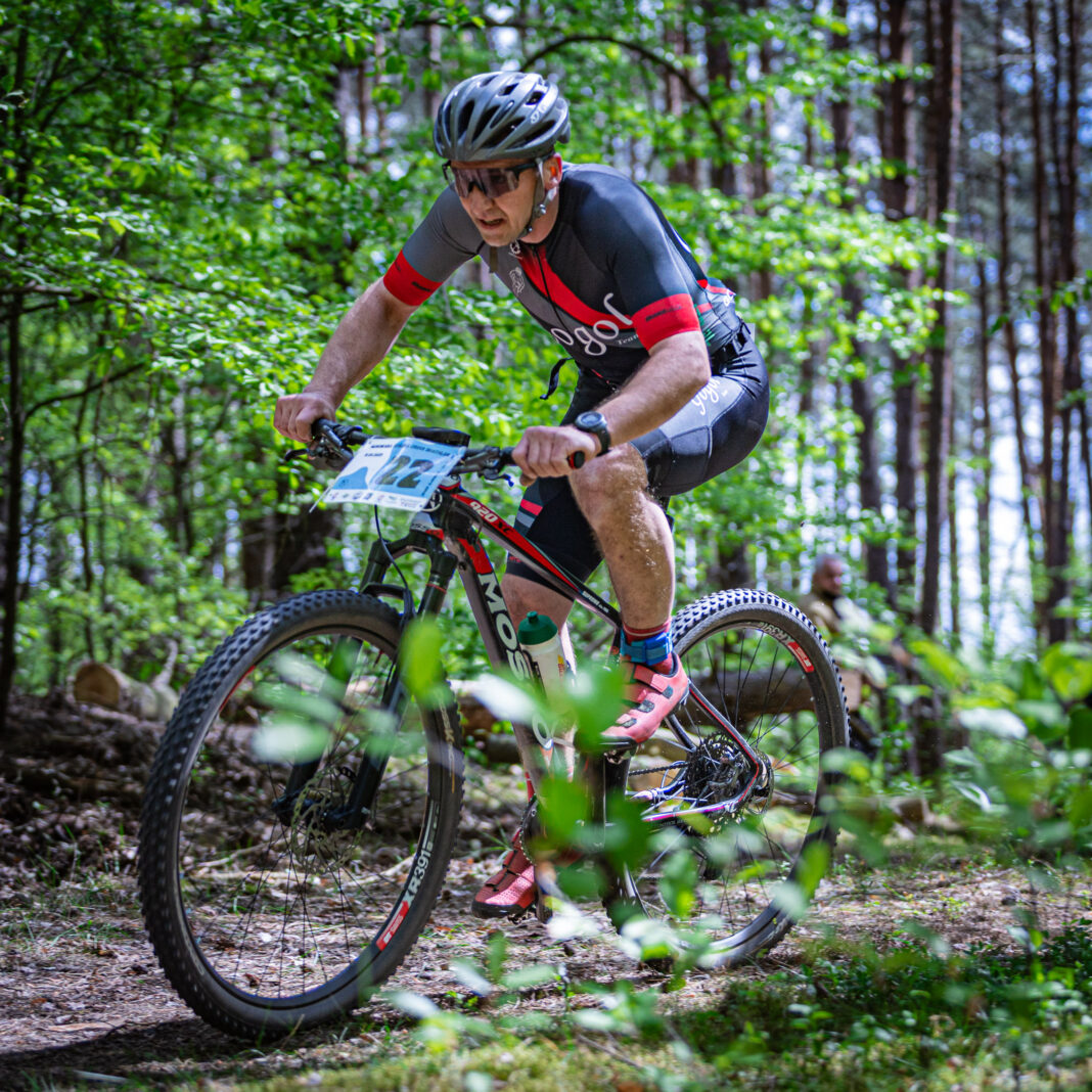 zawodnik na trasie rowerowej zawodnik na trasie rowerowej