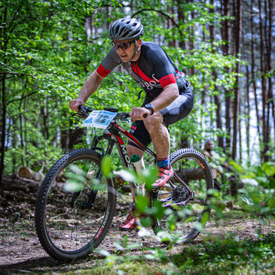 zawodnik na trasie rowerowej