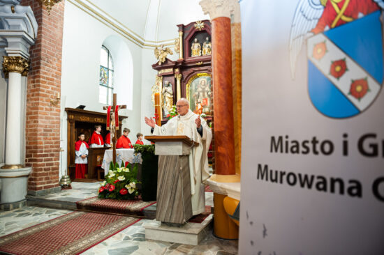 ksiądz przy ambonie