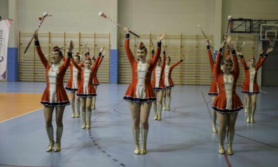 Występ mażoletek na hali widowiskowo-sportowej