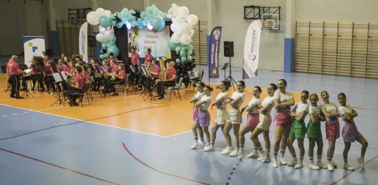 Zespół taneczny oraz orkiestra dęta na hali widowiskowo-sportowej