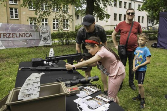 Chłopiec strzela do celu