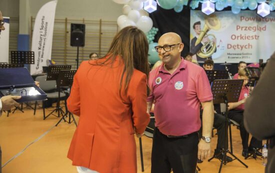 Wręczenie upominku dyrygentowi przez organizatorów