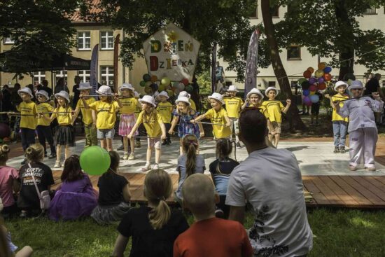 Występ na scenie grupy przedszkolnej