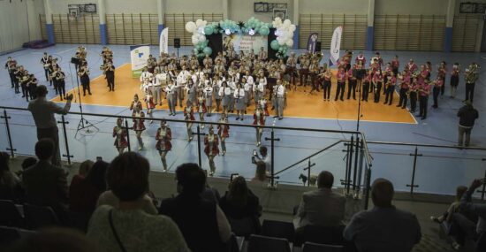 Grające orkiestry dęte oraz tańczące mażoretki, zdjęcie z góry