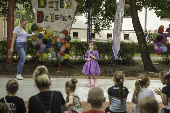 Dziewczynka śpiewa na scenie