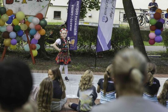Dziewczynka śpiewa na scenie