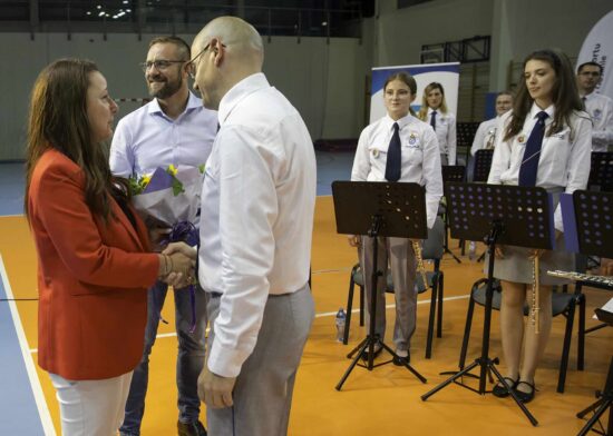 Wręczenie upominku dyrygentowi przez organizatorów