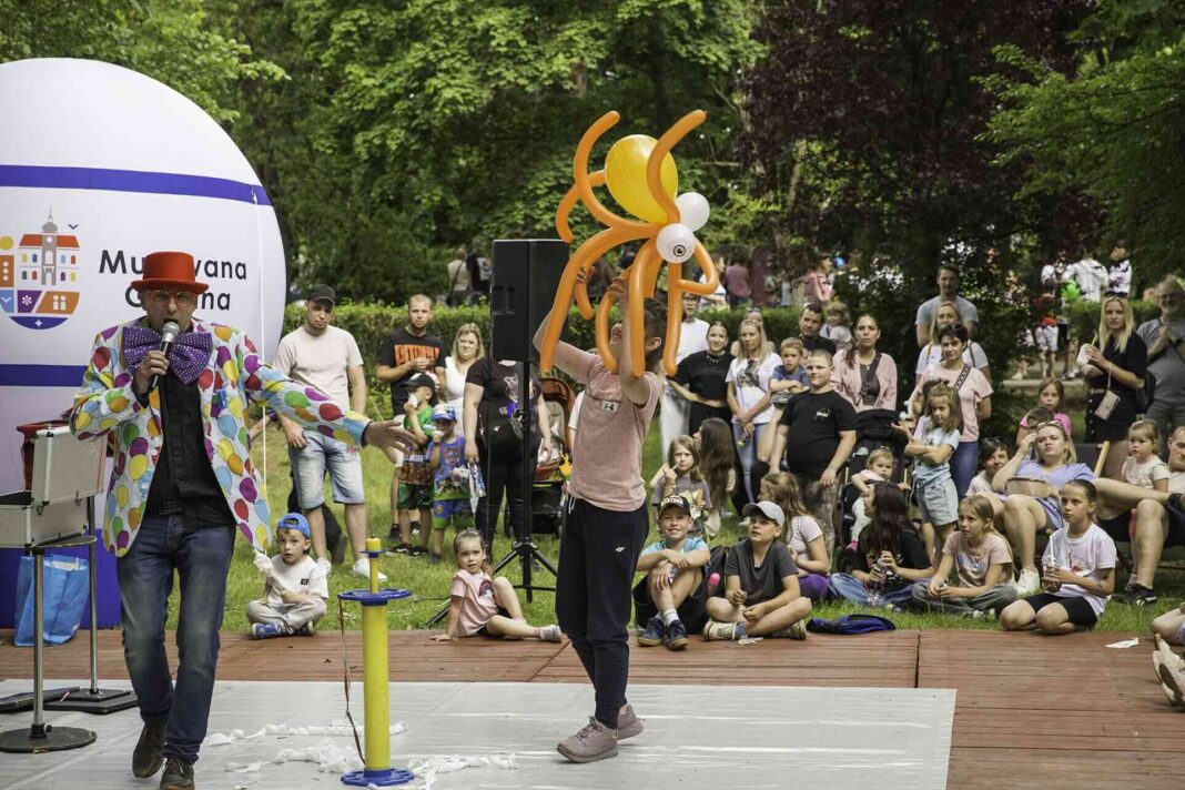 Baloniarz i chłopiec z balonem na scenie