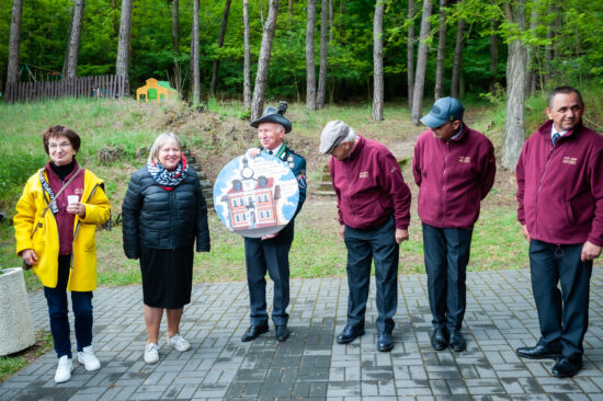grupa ludzi z tarczą strzelecką