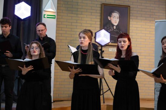 Kilku chórzystów na scenie