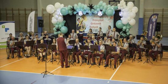 Grająca orkiestra dęta na hali widowiskowo-sportowej