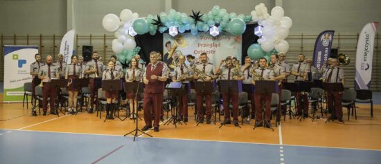 Orkiestra dęta na hali widowiskowo-sportowej