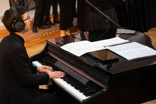Pianista gra na fortepianie.