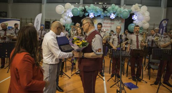 Wręczenie upominku dyrygentowi przez organizatorów