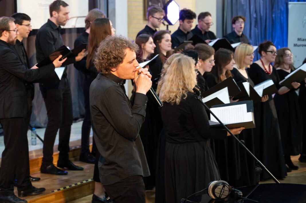 8. Solista w tle chór