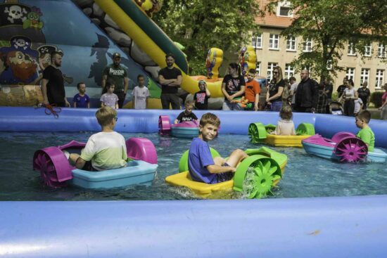 Uczestnicy w basenie z łódkami