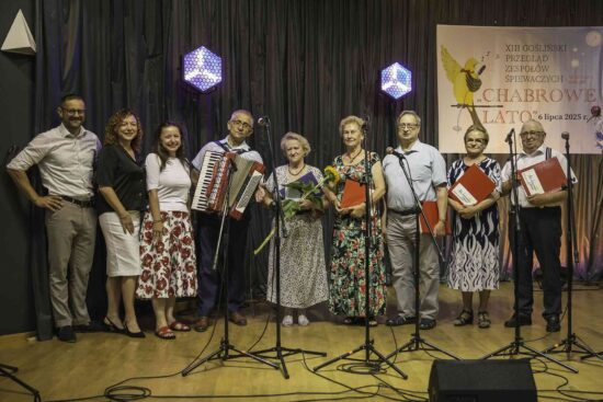 Wykonawcy wraz z organizatorami na scenie