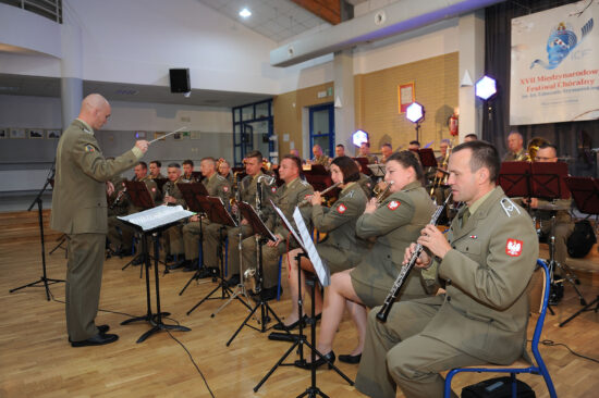 Orkiestra Wojskowa z Bydgoszczy gra na scenie
