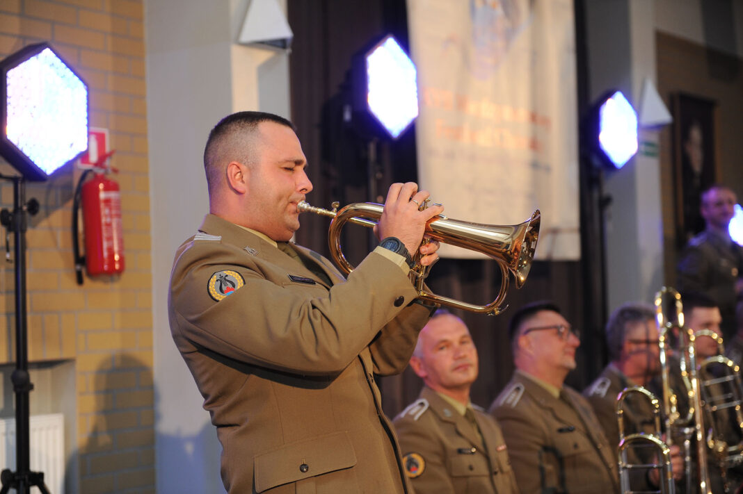 Solista orkiestry gra na trąbce