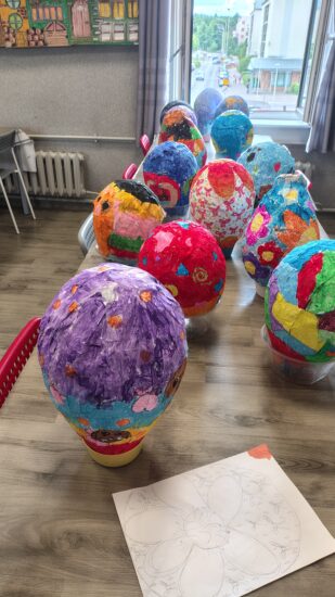 zdjęcie papierowych balonów